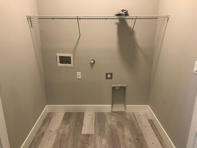 Building Photo - Pet Friendly Three Bedroom in Central Location!