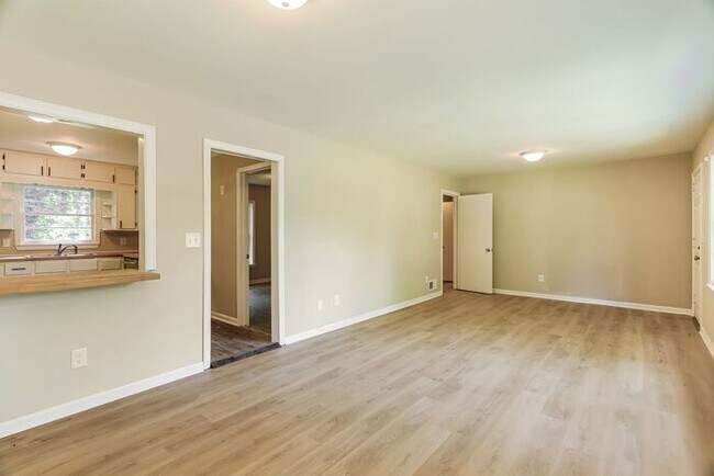 Building Photo - $1300! 3Bed/1Bath in Center Point! Available Soon! Cheers to 250 years—celebrate with limited-tim...