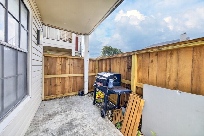 Building Photo - 2750 Holly Hall St