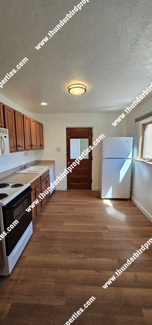 Building Photo - 2 miles from UNM cute 2 bedroom 1 bath