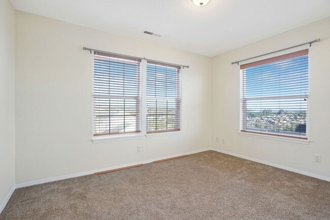 Building Photo - 4Bd/2.5Ba Two Story House - Available to View!