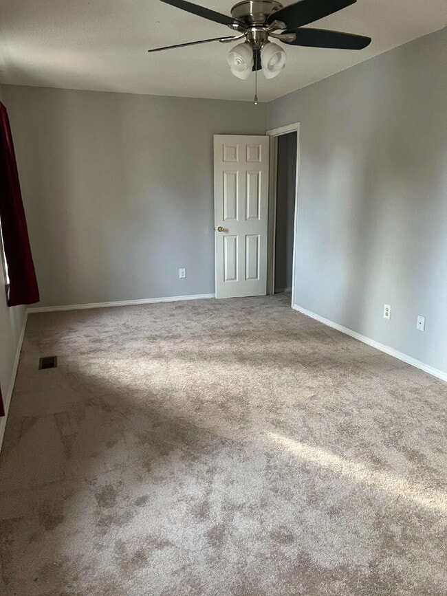 Building Photo - Charming 3 bedroom 2 bath townhome with lots of light and open downstairs. Galley kitchen, lots o...