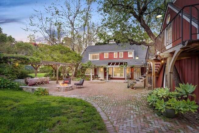 Building Photo - 919 RIVAS CANYON Rd