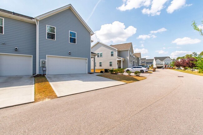 Building Photo - Charming 3BR End-Unit Townhome in Wake Forest!