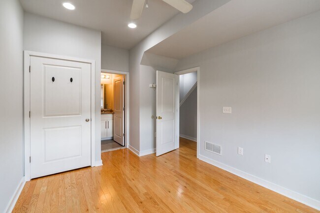 Building Photo - Five Bed Manayunk Apartment