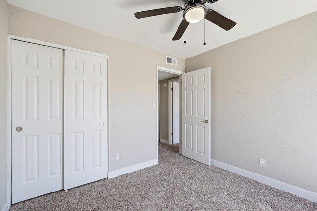 Building Photo - 8053 N 32nd Dr