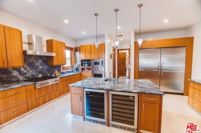 Building Photo - 9033 Cresta Dr