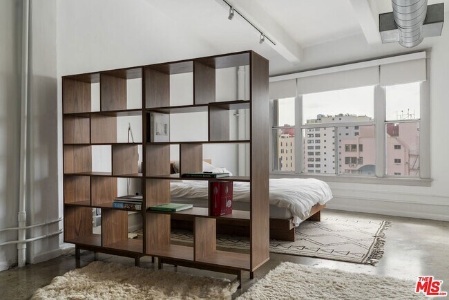 Building Photo - 814 S Spring St