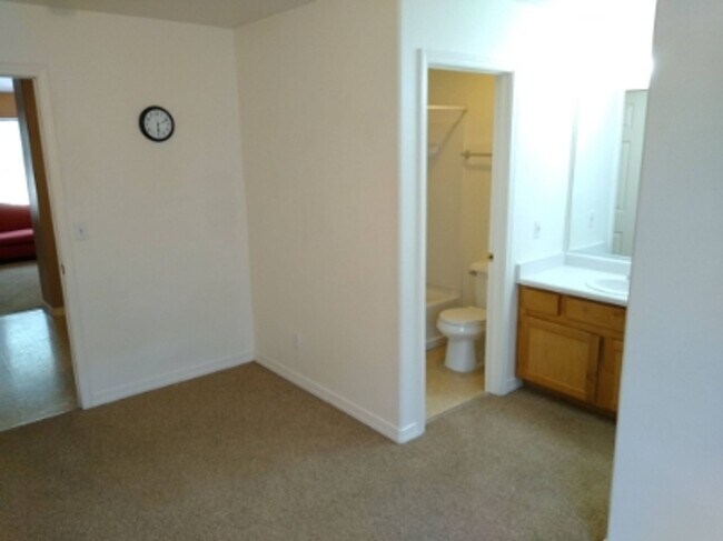 Building Photo - Cozy Student Housing! Private Rooms Available with Private Bathroom!