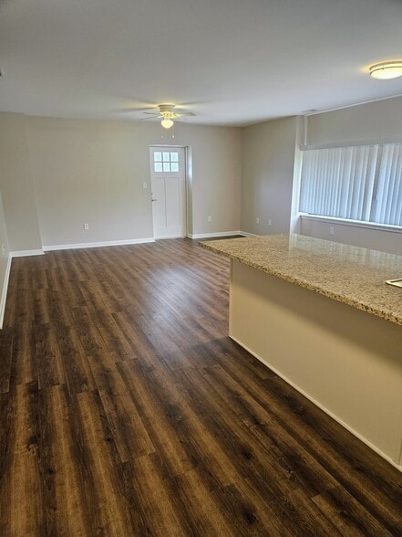 Primary Photo - 6455 Lake Ave