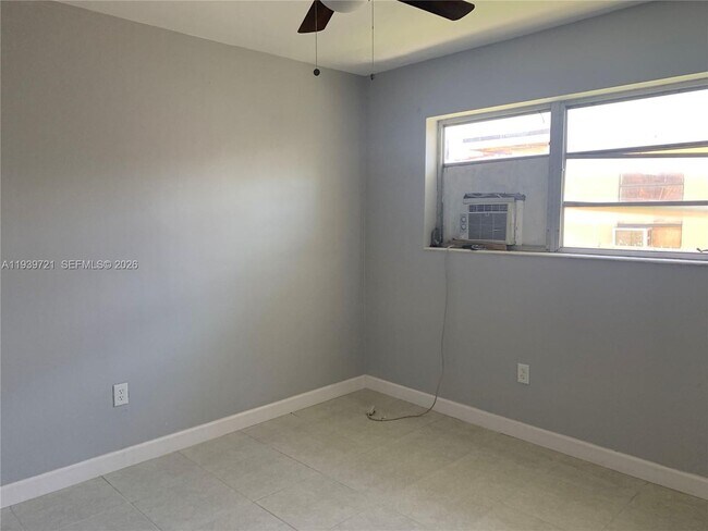 Building Photo - 15020 NE 6th Pl