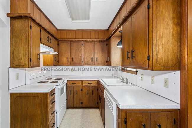 Building Photo - Charming 3 bedroom 1 bath home with 2 gara...