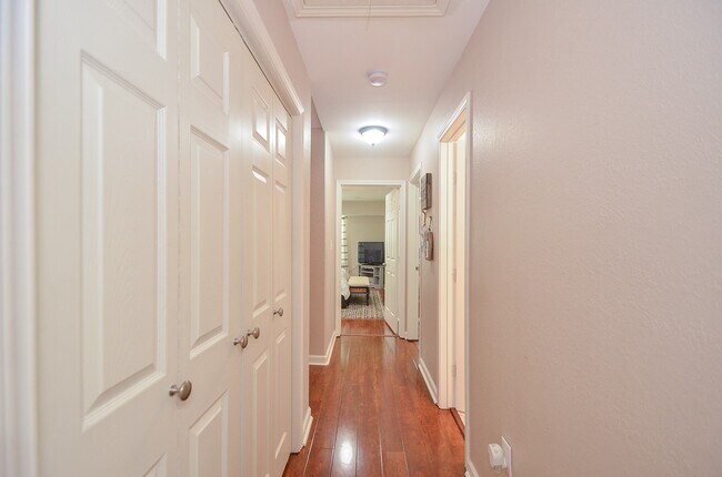 Building Photo - 10264 Briar Forest Dr