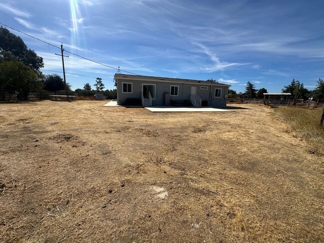 Building Photo - Updated 1 Story Home With Large Lot
