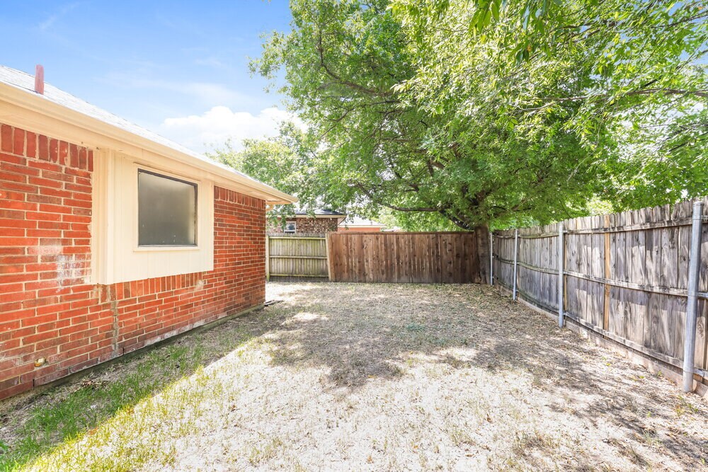 Building Photo - 2605 Hartford Ln