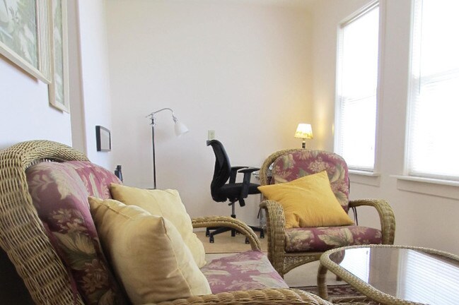 Sun Porch - 326 W 2nd St