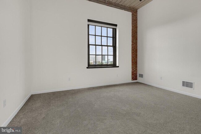 Building Photo - 303 Vine St