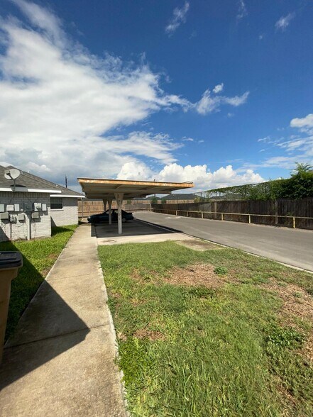 Building Photo - 604 S Logan Dr