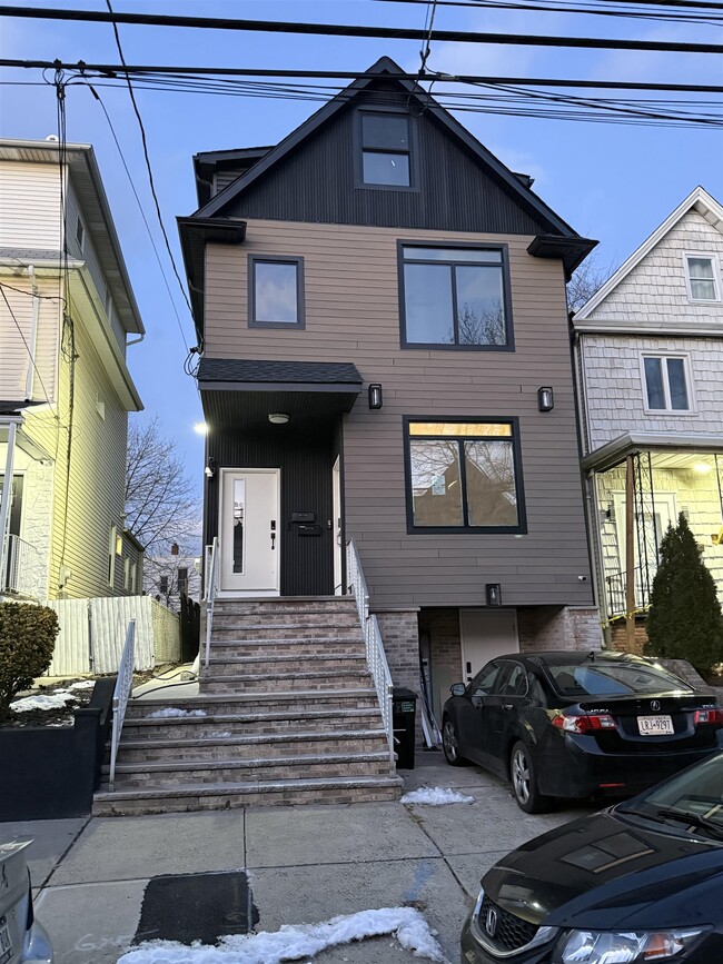 Building Photo - 23 E 44th St