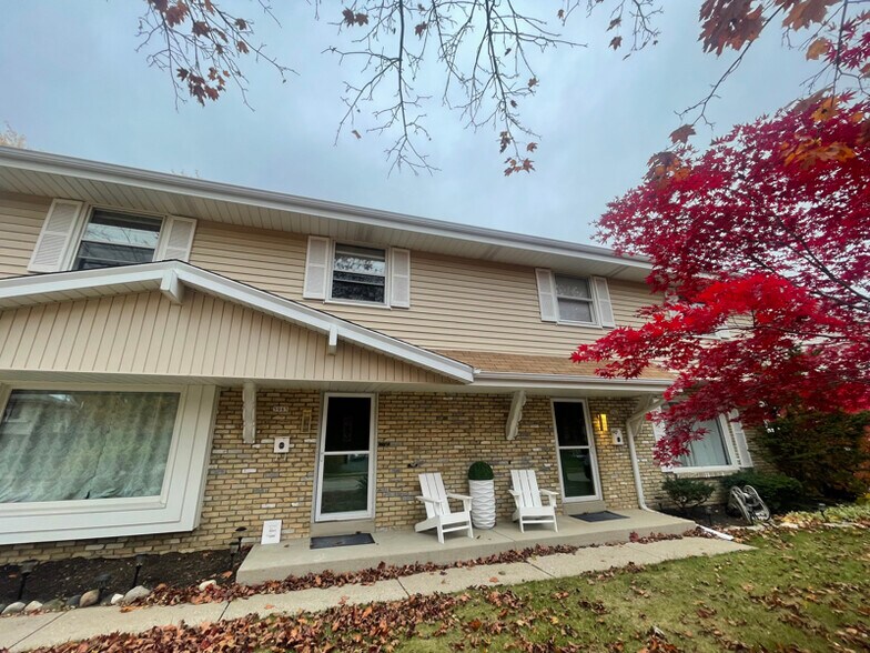 Building Photo - 5963 Teakwood Dr