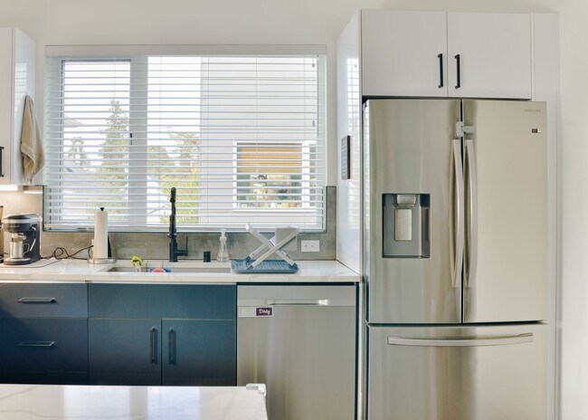 Building Photo - Modern 3 bed/ 2.5 bath townhome in Ballard!
