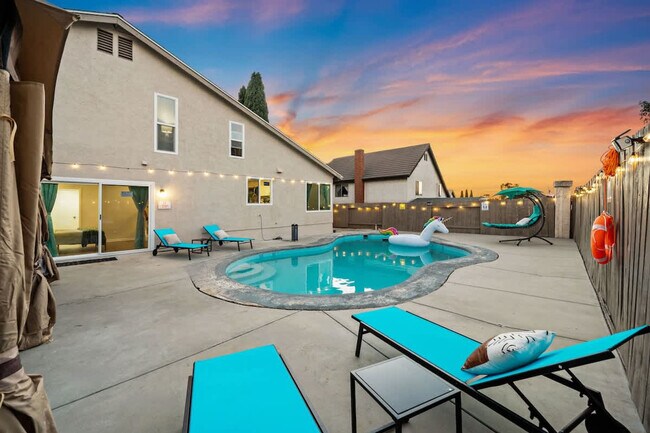 Building Photo - 13737 Via Tres Vistas