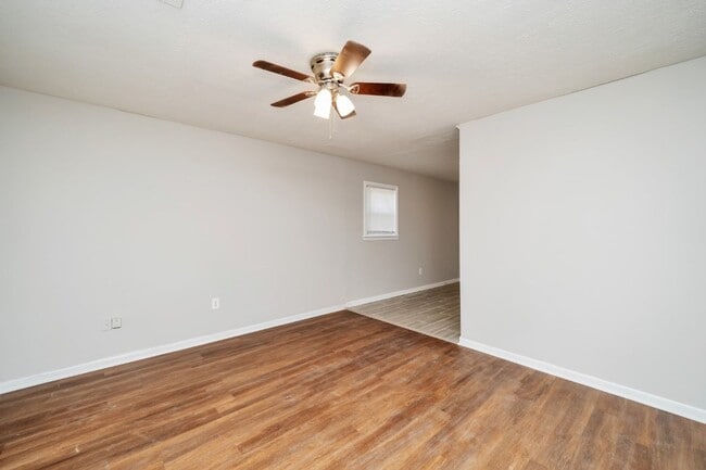 Building Photo - 114 Crenshaw Dr
