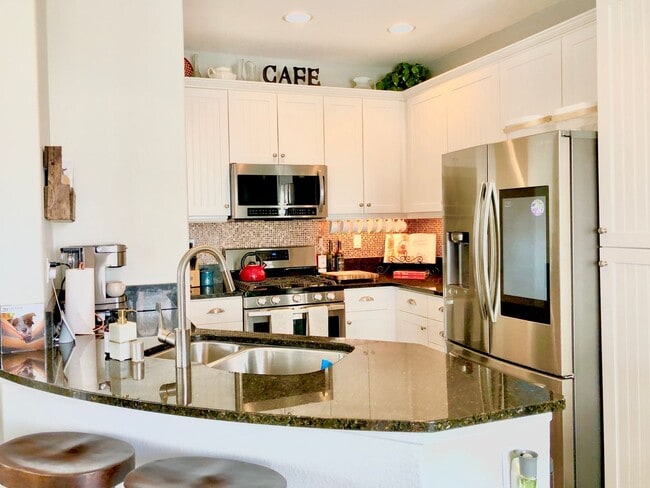 Building Photo - Beautifully Upgraded & Appointed End Condo...