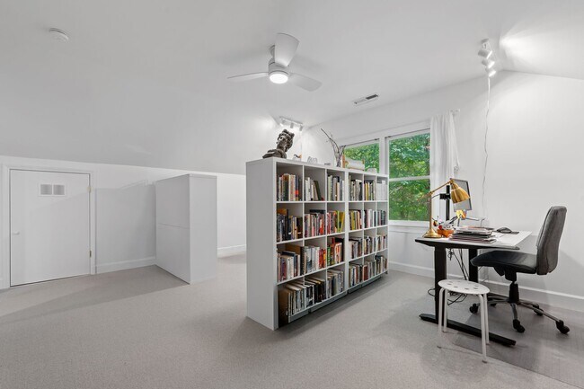 Building Photo - Beautiful Home in the Desirable Bel Arbor Community!