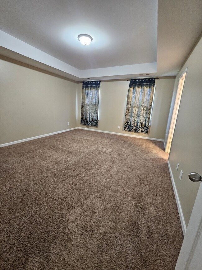 Building Photo - Great Home With Garage Parking Near Downto...