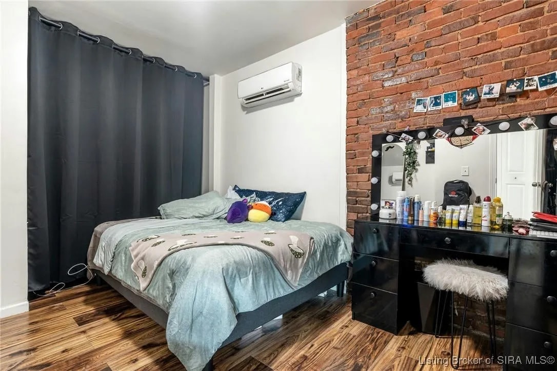 bedroom 1 - 531 E Chestnut St