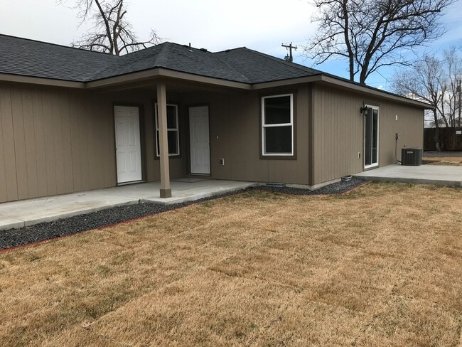 Building Photo - December Rent FREE w/ 12m Lease! Newer Construction Duplex!!