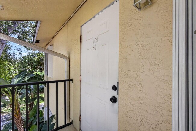 Building Photo - 708 SW Gardens Blvd