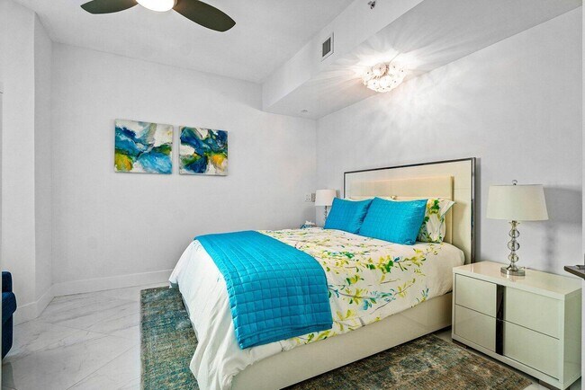 Building Photo - 2640 Lake Shore Dr