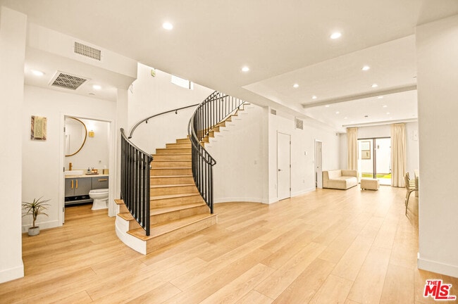 Building Photo - 535 N Formosa Ave