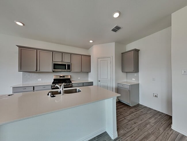 Building Photo - 5604 Elwood Dr