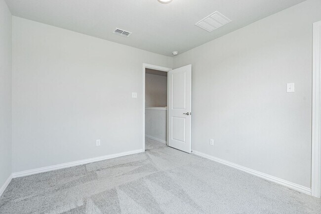 Building Photo - Spacious 3-bedroom, 2.5-bathroom home with...