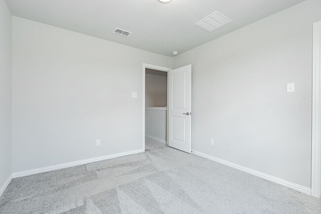 Building Photo - Stunning 3-bedroom, 2.5-bathroom with office.