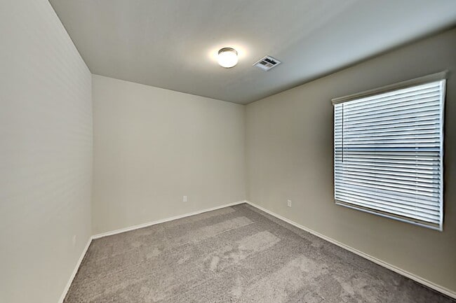 Building Photo - Very Nice 3 Bedroom 2 Bath Home in Yukon Schools