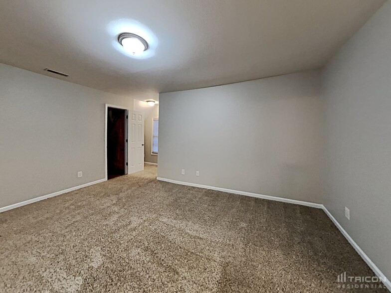Building Photo - 703 Maple Ct