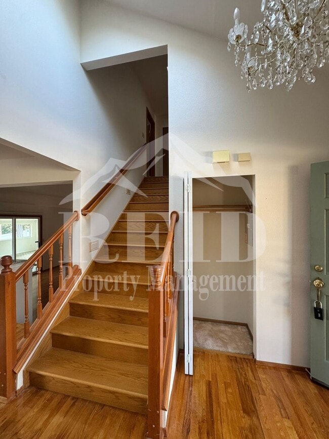 Building Photo - 979 NW Calypso Cir