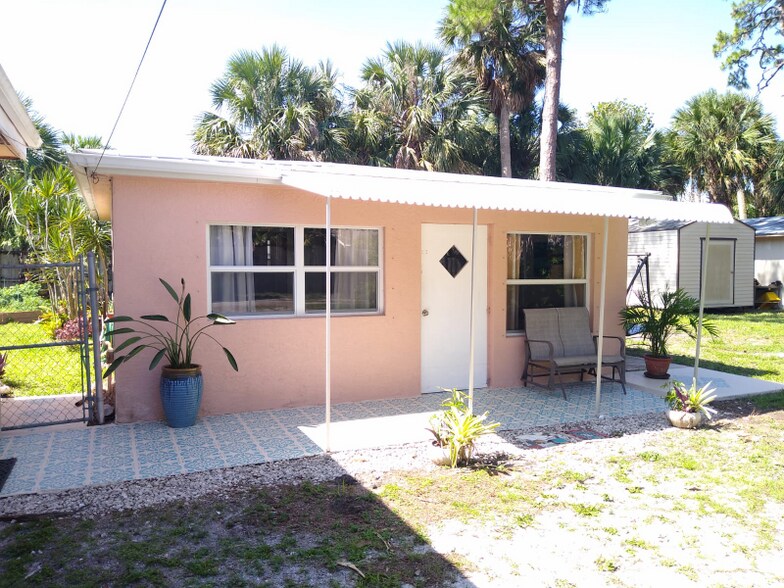 Primary Photo - 501 SW Riveredge Dr