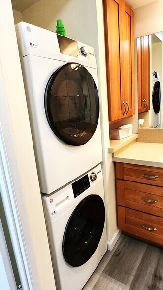 Building Photo - 411 Hobron Ln