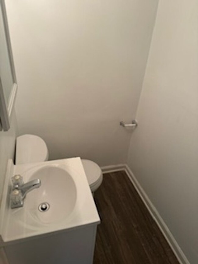 Building Photo - Beautiful Row Home for You! Washer/Dryer I...