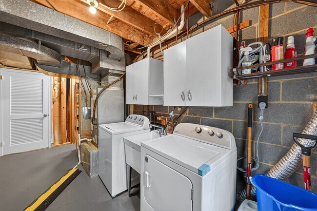 Building Photo - 3-level townhome in sought-after Sycamore Heights