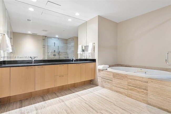 Building Photo - 15811 Collins Ave