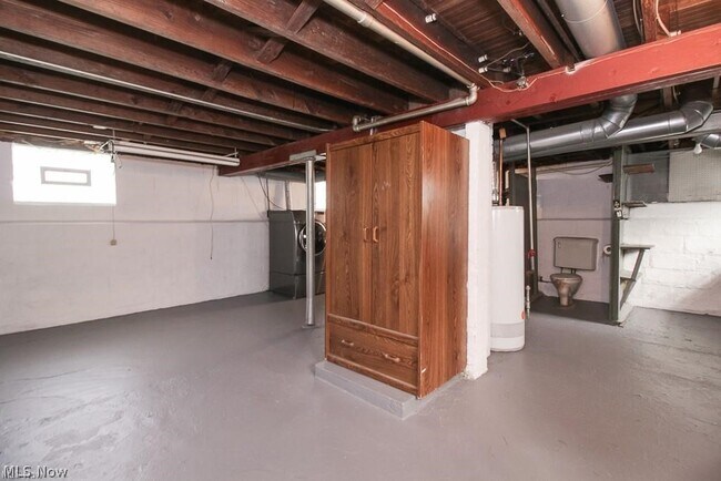 Building Photo - 4520 Kenmore Ave