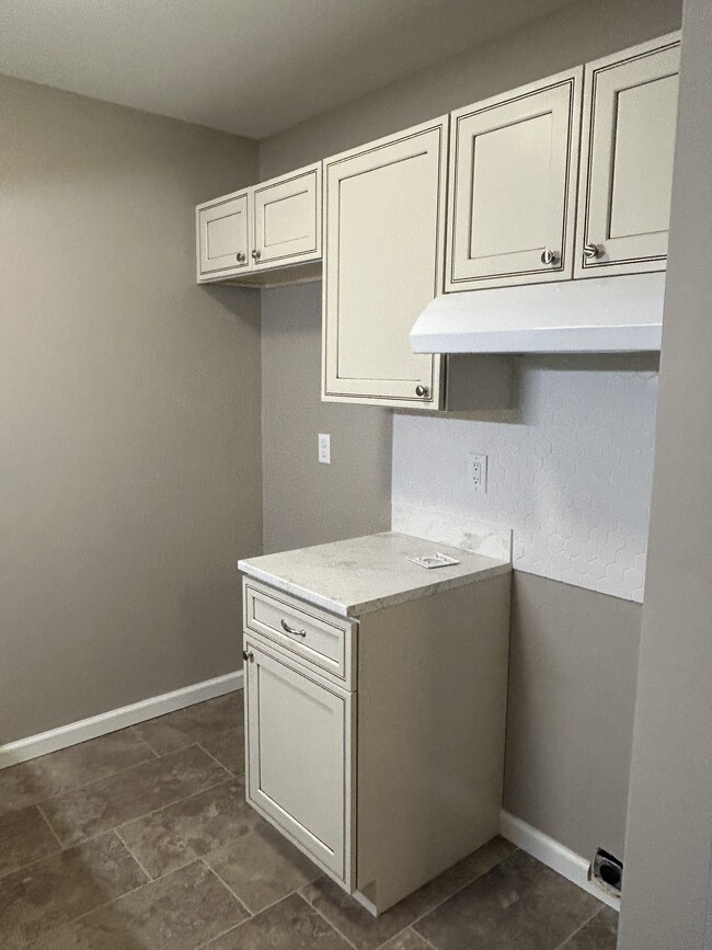 Building Photo - 5452 Dunmore Dr