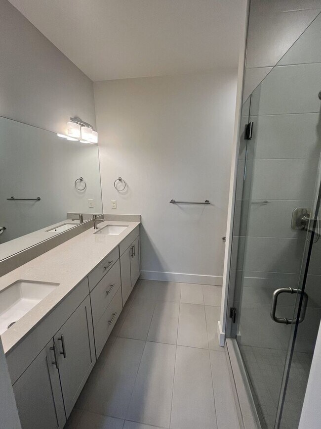 Building Photo - 4 Bedroom Modern Townhome!