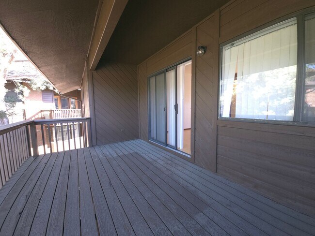 Building Photo - 525 Manhattan Dr